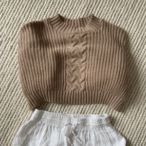 Stickad cropped top  - Jättesnygg topp med loose fit och som är croppad. Sitter jättesnyggt men har för många liknande. Perfekt på en sommarkväll med linnebyxor 