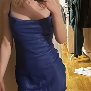 Blå satinklänning - Säljer denna fina oanvända blåa satinklänningen!:)