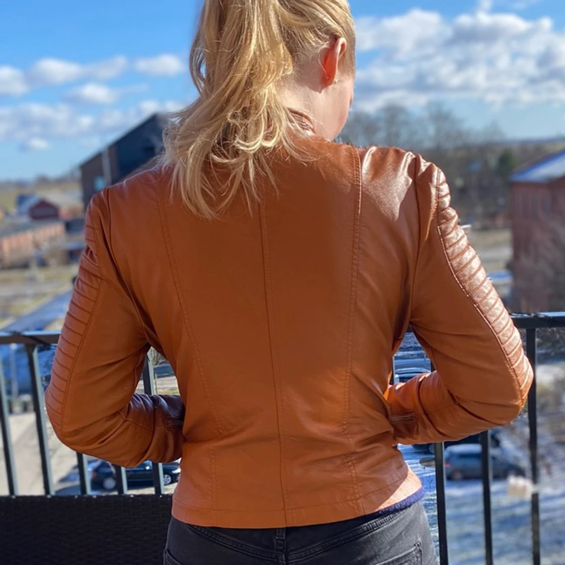 Brun skinnjacka  - 91