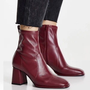 Vinröda boots - Aldrig använda. Glömde returnera i tid, endast tagit ut ur plasten och testat