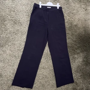Kostymbyxor  - Säljer dessa svarta kostymbyxor från NLY trend då de inte kommer till användning längre. Hör av dig om eventuella frågor 🩷 (Köparen står för eventuell frakt)