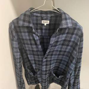 Blå färgad overshirt, från weekday storlek M