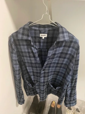 Weekday Overshirt - Blå färgad overshirt, från weekday storlek M