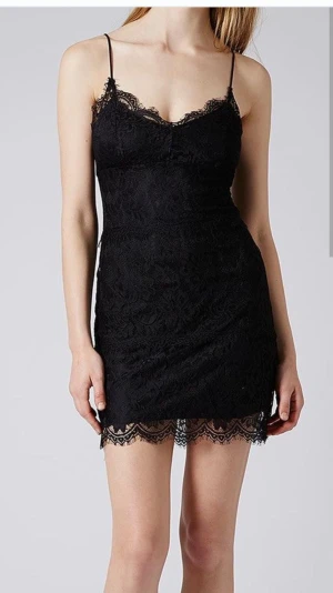 Mini lace dress från TOPSHOP  - Jättefin klänning i spets från TOPSHOP i nyskick, aldrig haft tillfälle att använda den och nu passar den inte längre. Storlek EU 36/UK 8 (åt det mindre hållet). Finns i färgen grön och svart, köper du båda får du dem för 300 (: 