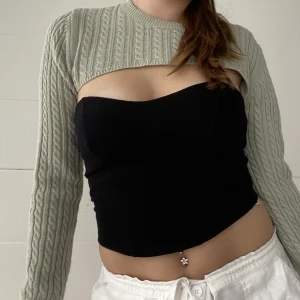 Bolero - Grå-grön bolero från Asos. Såå skönt tyg men säljer då jag vill köpa en annan färg ❤️‍🔥