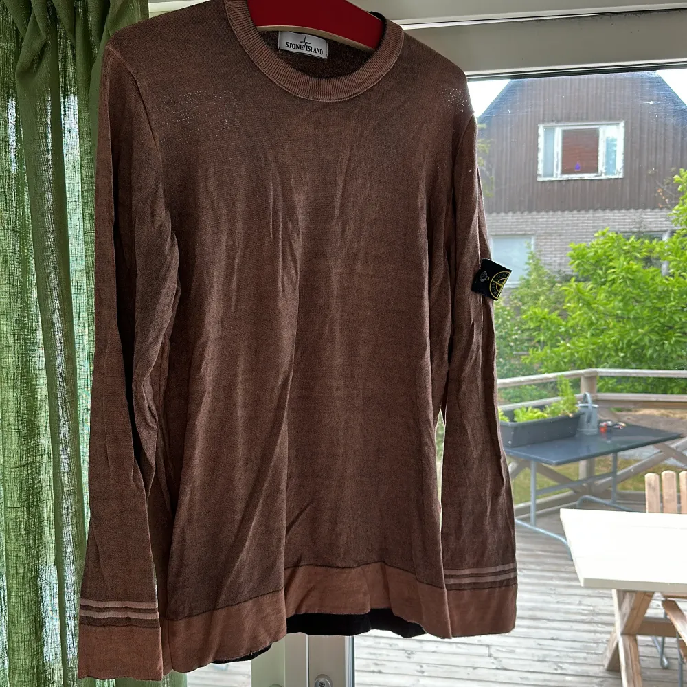 Säljer en Stone Island sweatshirt i storlek XXL. Skicket är som nytt och den har bara blivit använd någon enstaka gång. Passar året runt. Köptes för 2000kr från Terrace.se. . Stickat.