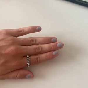 Edblad ring med nitar⚡️ - Supersnygg Edblad ring i silver färg med 5 nitar som tyvärr inte kommer till användning längre. Finns små repor (se bild), men från framsidan av ringen märks inget! Pris kan diskutaras! - ny pris 349kr.💕