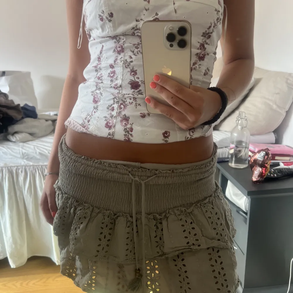 Säljer nu denna populära kjol från Zara med inbyggda shorts som gör de så bekväma!💚. Kjolar.