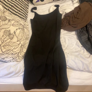 svart klänning  - Basic svart klänning med slit från bikbok i strl Xs. Kmr knappast tills användning 