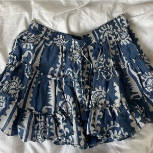 Volang kjol - Supersöt volangkjol köpt på plick men från zara. Jag har aldrig använt den och den är i väldigt gott skick. 