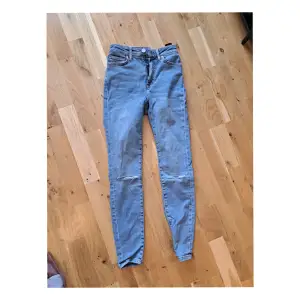 Jeans från bikbok som är speciellt formade för att du ska få en timglas-figur. Som nya kostade de 500kr