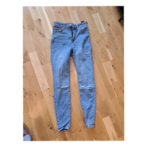 Jeans - Jeans från bikbok som är speciellt formade för att du ska få en timglas-figur. Som nya kostade de 500kr