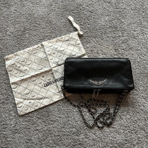 Zadig & voltaire väska  - Zadig & Voltaire väska köpt  vinter 2019, fint men i använt skick nypris ca 3600 kr, mitt pris 1500 kr 