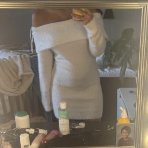 Klänning  - Säljer denna sköna klänning som jag har använt en gång❤️ från hm och den är jätte skön och stretshig🌸det går bra att trycka på köp nu knappen💓