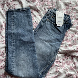 Raka jeans med mid waist från Zara! - Jättefina jeans från Zara i storlek 32.   Säljer då de är för små. Inte använd någon gång och har fortfarande lappen kvar😁