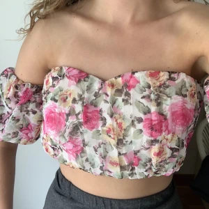 Blommig blus - Somrig blus från nelly med puffiga ärmar. Aldrig använd så fullt nyskick 🌸💕💓