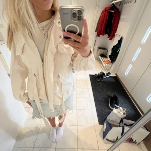 Jeans jacka - As cool jeansjacka i storlek M knappt använd perfekt till sommaren våren och hösten💞