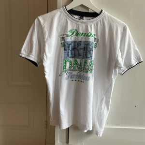 Flerfärgad t-shirt med tryck  - Köpt second hand. Väldigt bra material och inga stora tecken på slitage. I kragen står det bara 16 men den passar mig som är S🤷‍♀️🦋💞