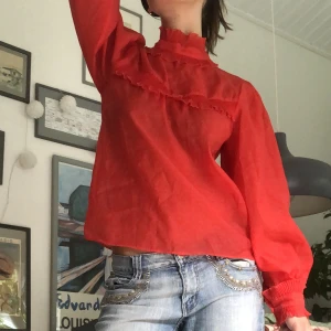 Röd blus  - Ja röd blus från h&m