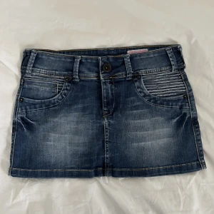 Kort jeanskjol vintage - Jättefin kort jeanskjol, midjemått 74 cm!