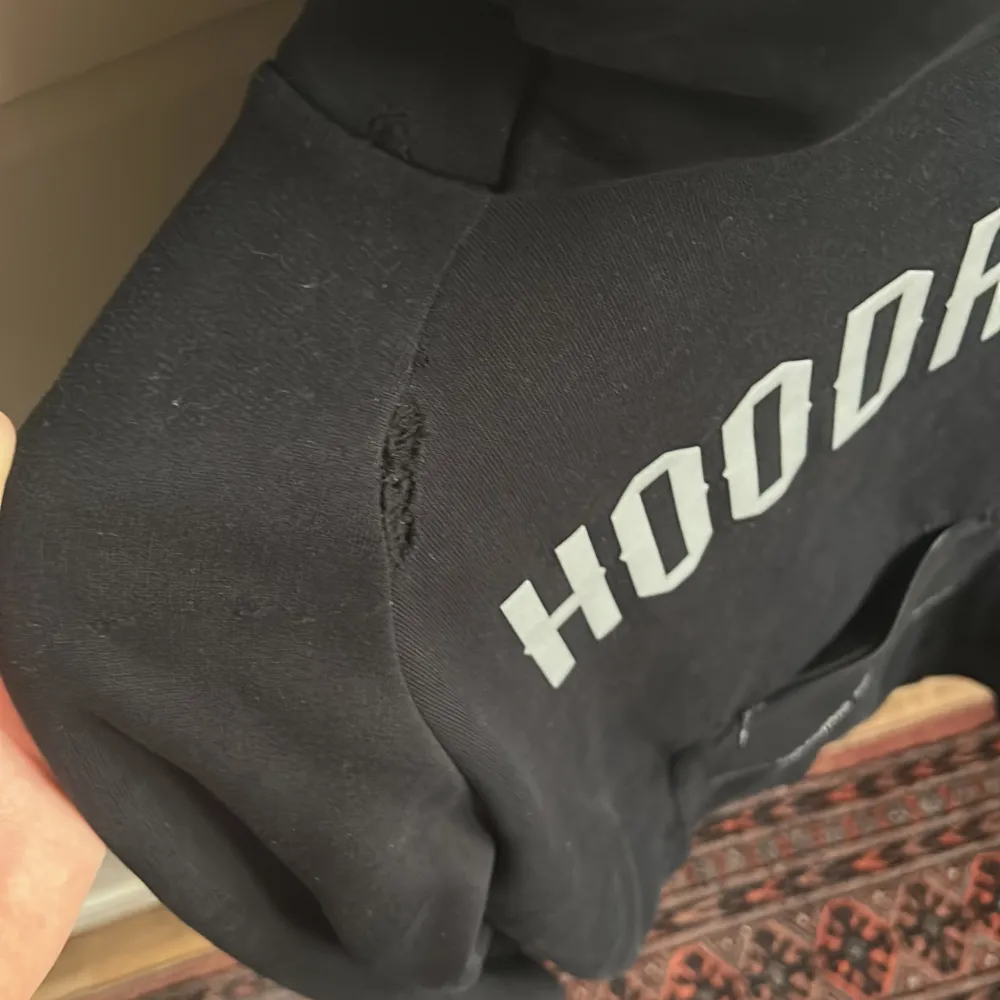 Fet och sällsynt hoodie som bara gick att få tag på i UK. Storlek XS men passar mig som är M så S går också bra, med inbyggd balaklava och gömda zip fickor  Går inte att få tag på längre!! EXTREMT SELLSYNT!!! Skick 7/10 med slitage på Axel och en lös söm . Hoodies.