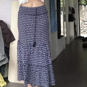 Somrig och fin maxi-kjol från pull and bear. Säljer för den inte riktigt är min stil längre 🩷. Använd 2-3 gånger. 