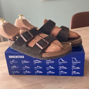 Birkenstock Arizona - Ett par Birkenstock inköpta förra sommaren knappt använda. Jag säljer dem nu eftersom de är för små