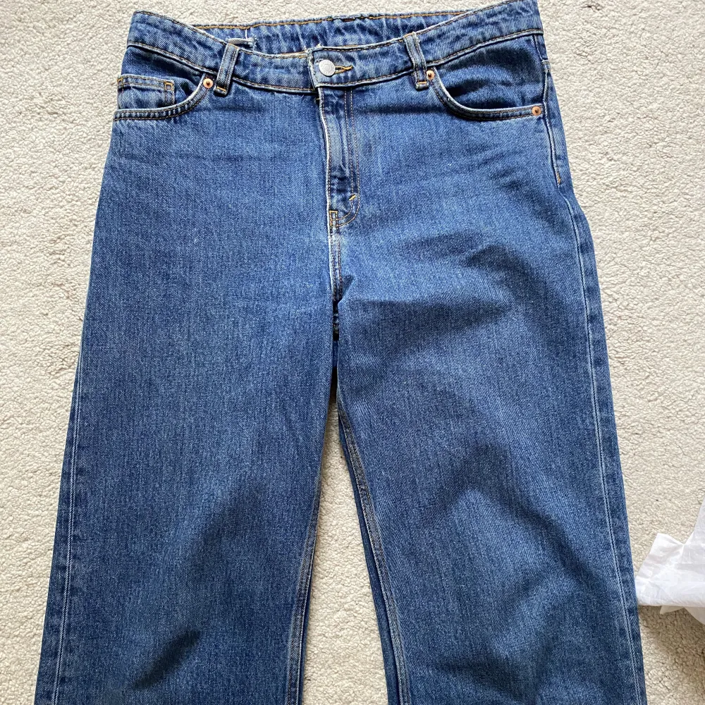 Jag säljer mina låg midjade vida jeans från monki!😇Köpta för ett år sen men använda fåtal gånger därav jättefint skick. Som man ser på tredje bilden, har jag dragit in ett snöre för att de skulle passa i midjan på mig😊😉.  Meddela vid intresse eller fråga💕. Jeans & Byxor.