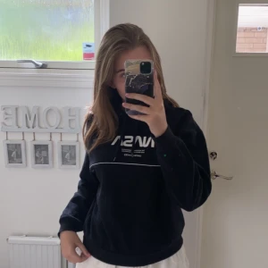 hoodie - svart nasa hoodie från h&m divided. använd några gånger. ordinarie pris är 199kr och jag säljer den för 55kr. pris går att diskuteras. storlek m men sitter som xs/s