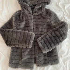 Fin fakepäls jacka - En jätte fin päls jacka av fake päls, är grå och XS storlek men passar säkert S också