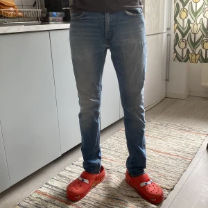 Levis 505 Jeans  - Köpte dessa secondhand men säljer då de tyvärr inte kommer till användning. Storlek W32 L32. Jag är 180 och brukar ha denna storlek på jeans. 
