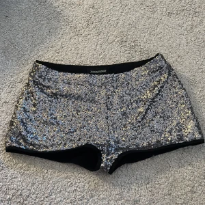 Zadig shorts  - As snygga Zadig & voltair shorts i st xs/34. Mina favorit shorts som jag inte haft till användning på ett bra tag och därav säljer. Inga defekter eller så i väldigt bra skick! Dom sitter som en smäck och har en dragkedja vid sidan om! 