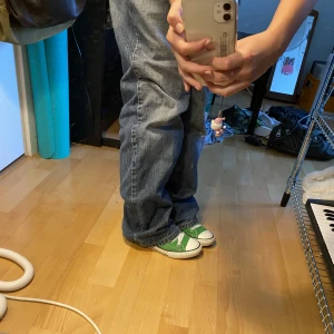 Gröna Converse - Coola o gröna converse. Använda ett par gånger. Bra kvalitet. En bra färgklick i outfiten! Skriv för fler bilder💋