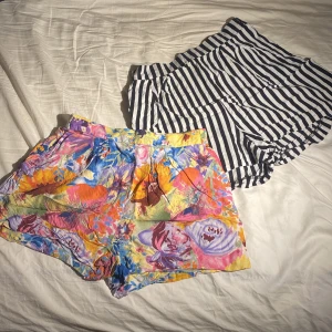 Två sommarshorts i stl.36 ☀️ - Två par sköna sommarshorts i bomull.  Sparsamt använda men så sköna att ha på stranden ☀️🖤💐