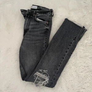 Jeans - Ett par gråa bootcut jeans från zara  som inte kommer till användning