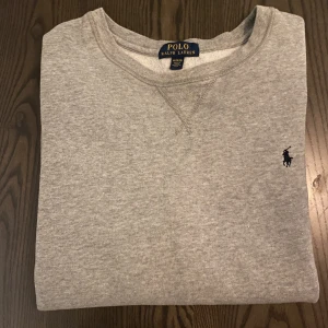 Raulph lauren sweatshirt - Säljer min gråa raulph lauren lite uttänjd i sömmarna där av priset, tror den passar s/m  Nypris 1k mitt pris 150kr Hör av er vid minsta fråga 🤝