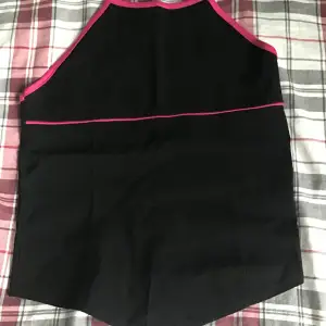 En svart hot pink färgad tröja, från splash out collection har ingen stoelke men passar mig som är en XS/S, ny i skick