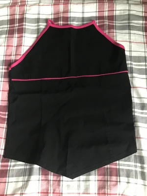 Svart hot pink linne - En svart hot pink färgad tröja, från splash out collection har ingen stoelke men passar mig som är en XS/S, ny i skick