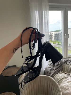 Klackskor - Säljer mina fina klackskor från Pull & Bear som jag använt två gånger. Säljer pågrund av att jag har liknande. Skulle gissa på att klackhöjden är mellan 8-10 cm. Svarta storlek 38. 