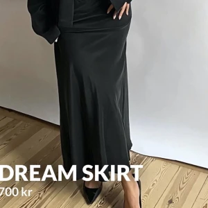 Djerf Avenue Dream Skirt - Söker denna kjol från djerf avenue i färgen ash storlek m/l 🩷🩷