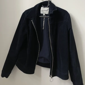 Jacka - Mörkblå Manchesterjacka från Carin Wester. Storlek 38. Nyskick. Perfekt för våren/hösten.