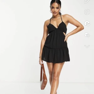 Klänning - Säljer denna fina klänning från ASOS i stolek S för 250 då den inte kommer till användning 