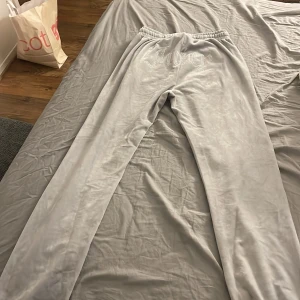 Juicy byxor - Juicy byxor som kom med muddar, gick till en skräddare som fixade så att de blev raka! Använda fåtal gånger