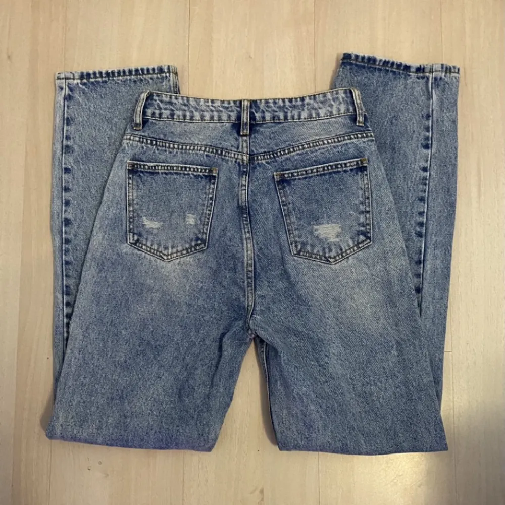 Fina högmidjade jeans, aldrig använda, fint skick men knappen är borta på dom.. Jeans & Byxor.