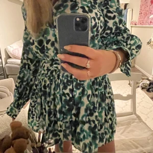 oanvänd klänning  - säljer denna as söta oanvända klänning från  baum und pferdgarten. köpt för 1999! 💕bandet är löst och den är både off sholder och vanlig 