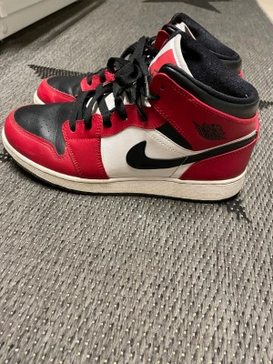 Air Jordan 1 mid chicago black toe - Ett par Air Jordan 1 mid chicago black toes i bra skick