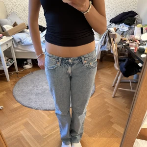 Weekday jeans - Ett par fina low waist straight jeans från weekday i modellen arrow low. Tyvärr kom de aldrig till användning och därför säljer jag. Som sagt är de aldrig använda och nypriset var 500. Hör av er om ni har frågor💘