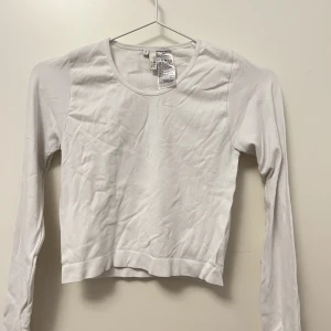 Nelly topp - Säljer denna topp från Nelly då den tyvärr inte passade mig. Ordinariepris 379kr.