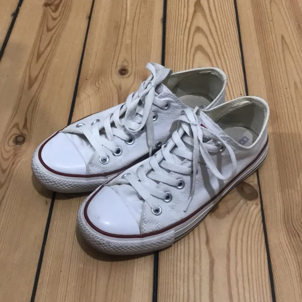 Klassiska vita converse, perfekta till allt 🌸 Skorna är i jättebra skick trots att jag använt dem mycket. Köpte här på plick men jag har slutat använda dem, därav säljer jag dem. Storlek 39 💗Skriv vid frågor 🌼 Använd köp nu eller skriv vid köp 😋. Skor.