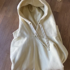 Hoodie - Gul hooodie, mycket gulare än på bilden. Sparsamt använd. 
